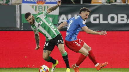 Ruibal regatea a Pedrosa durante el Elche - Betis