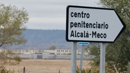 Un cartel indica la dirección del centro penitenciario de Alcalá-Meco