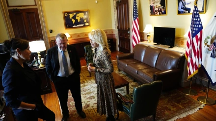 El ministro de Asuntos Exteriores de Dinamarca, Lars Loekke Rasmussen (centro), y la ministra de Asuntos Exteriores de Groenlandia, Vivian Motzfeldt (izquierda), llegan a la Casa Blanca en Washington D. C. para reunirse con el vicepresidente estadounidense, J.D. Vance, y el secretario de Estado, Marco Rubio.