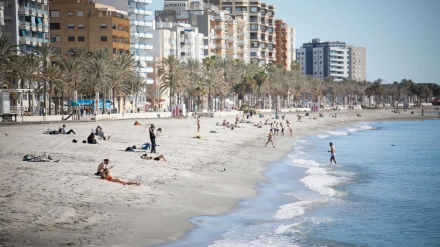 Varias personas en la Playa del Zapillo de Almería disfrutan del calor inusual en enero.