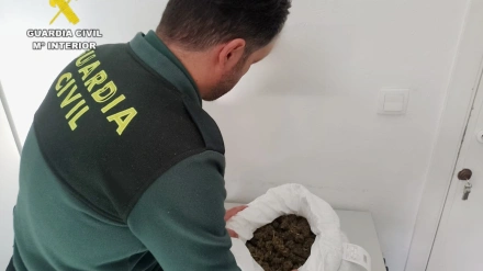 Detienen a un conductor en La Campana que circulaba sin carnet y con casi un kilo de marihuana