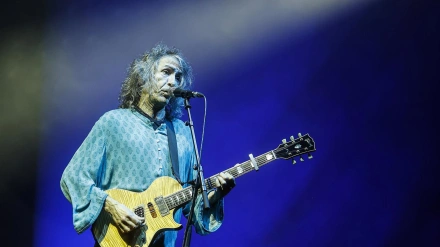 El cantante Roberto Iniesta, 'Robe', actúa durante una actuación en el Auditorio Marina Sur