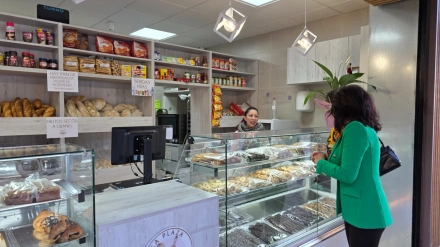 Mayte Martínez, concejala de Mercados del Ayuntamiento de Lorca, durante una visita a la Plaza de las Hortalizas del Barrio de San Cristóbal