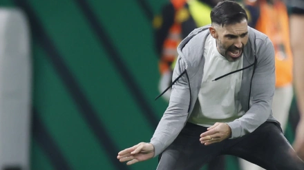 El entrenador del Elche, Eder Sarabia, durante el partido entre Betis y Elche en La Cartuja.