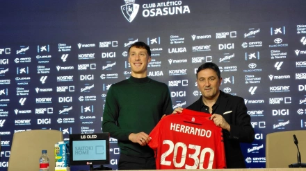 Braulio y Herrando tras firmar la renovación con Osasuna
