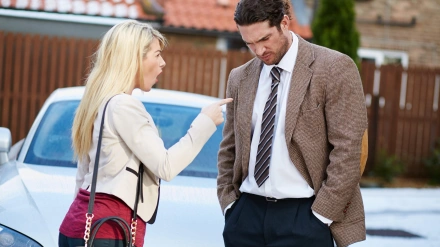 Pareja discutiendo entre sí