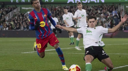 Aldasoro roba el balón a Lamine Yamal durante el Racing - Barcelona