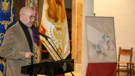 El pintor Nono García en la presentación del cartel de la Semana Santa de Lorca