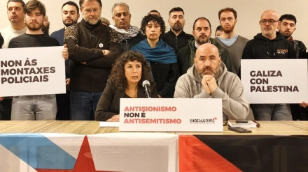 Bruno Lopes, sentado a la derecha, durante la rueda de prensa