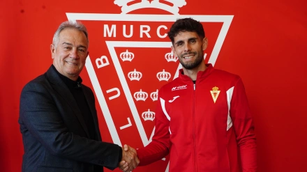 Óscar Gil vivió su primera jornada en el Real Murcia