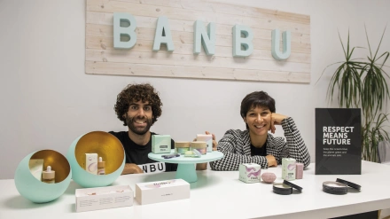 Banbu elimina por completo los plásticos y el agua de sus productos, que suponen más de un 85% de su composición habitual