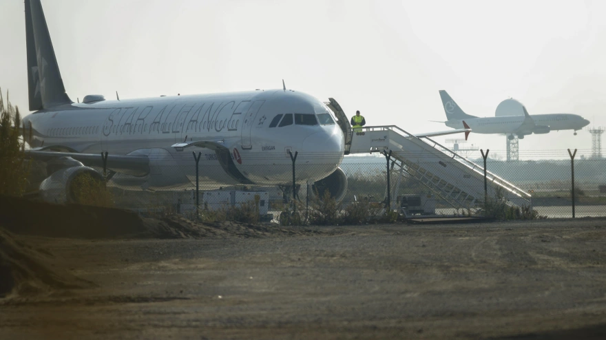 Aspecto del avión de Turkish Airlines, que ha aterrizado este jueves en Barcelona tras una amenaza de bomba a bordo que ha activado la actuación de las fuerzas de seguridad