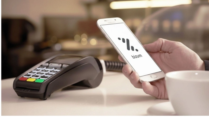 Un hombre usa Bizum en su móvil