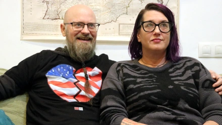 la familia Gorman, que se marchó de Oregón por la seguridad de su hija no binaria, o Serg, un americano de origen cubano que buscaba una "vía de salida" para su madre inmigrante.