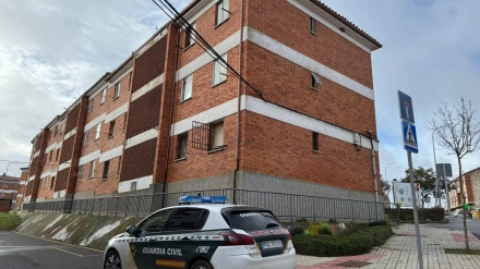 Edificio desde el que saltó la mujer herida