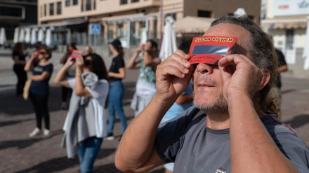 Un hombre observa un eclipse parcial de sol en Canarias