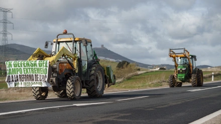 Varios tractores circulan por la N-403 dirección Zafra durante una concentración