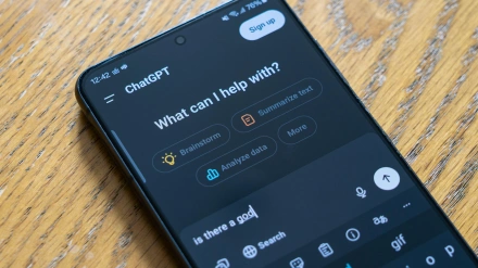 Chatea con GPT en un teléfono inteligente preguntando "¿en qué puedo ayudarte?"