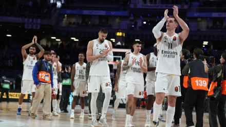 Los jugadores del Real Madrid saludando a la afición tras ganar al Barcelona
