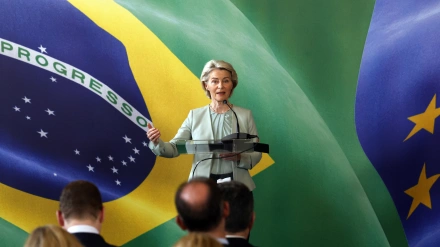 La presidenta de la Comisión Europea, Ursula von der Leyen, habla durante una declaración conjunta con el presidente de Brasil, Lula da Silva (no en la foto), después de su reunión sobre el acuerdo comercial entre la UE y Mercosur.