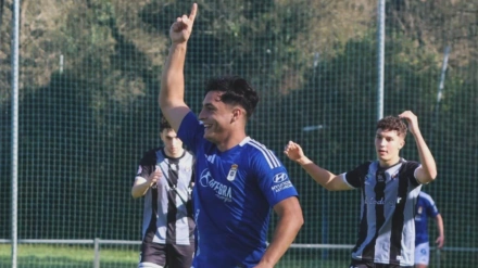 Joaquín Delgado celebrando un gol en un partido del Real Oviedo Vetusta