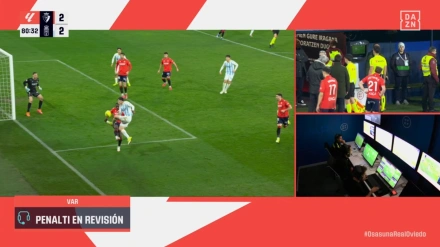 Quintero González mira en el monitor el penalti por mano de Boyomo.