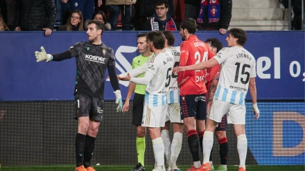 Los jugadores del Oviedo reclaman el penalti por mano de Boyomo