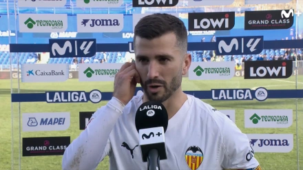 Gayá habla con la prensa después de la victoria del Valencia en Getafe.