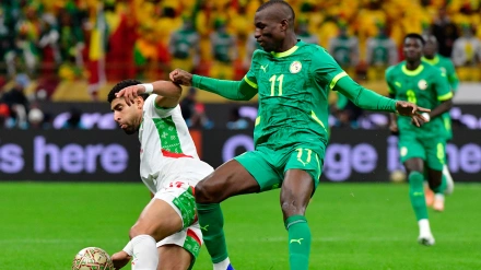 Jugada entre Nicolas Jackson y Adam Masina durante la final de la Copa de África entre Senegal y Marruecos