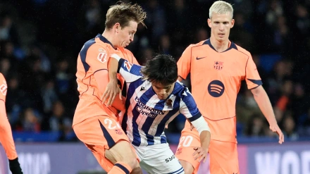 De Jong marca a Take Kubo en un momento del partido entre la Real Sociedad y el Barcelona