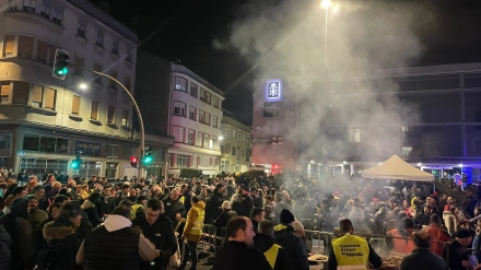 Decenas de personas participaron en la concentración de este sábado por la noche, cuando los ganaderos hicieron una churrascada frente a la Delegación Territorial de la Xunta
