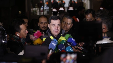 El presidente de Andalucía, Juanma Moreno, y el consejero andaluz de Sanidad, Antonio Sanz, durante la visita al centro de emergencias en Adamuz