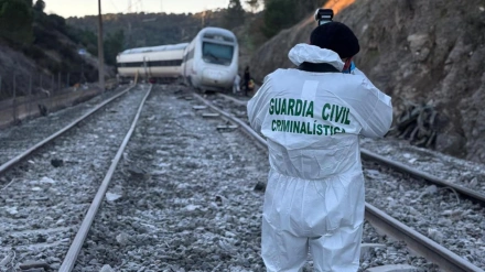 Un agente de la Guardia Civil toma fotografías para la búsqueda de evidencias que puedan servir para la identificación de víctimas e investigación del accidente de trenes cerca de Adamuz