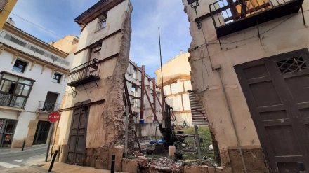 Solar de la calle Álamo donde se levantará el tercer edificio para jóvenes de Lorca en el casco histórico