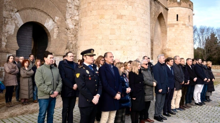 Concentración silenciosa a las puertas de La Aljafería.