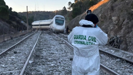 Agente de Criminalística de la Guardia Civil en la zona del accidente ferroviario en Adamuz (Córdoba)