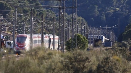 Vista del lugar del accidente de los trenes que colisionaron ayer domingo cerca de Adamuz (Córdoba).