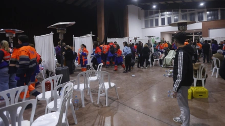 Aspecto que presentaba el domingo el polideportivo de Adamuz, en Córdoba, al que fueron siendo trasladados los heridos leves en el accidente