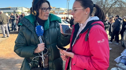 Pilar García de la Granja con Yamiley, la nicaragüense que busca a su cuñado desaparecido en el accidente ferroviario de Adamuz, en el centro cívico de Córdoba