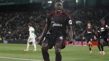 ELCHE (ALICANTE), 19/01/2026.- El delantero del Sevilla Akor Adams celebra tras marcar el segundo gol ante el Elche, durante el partido de LaLiga EA Sports que Elche CF y Sevilla FC disputan este lunes en el estadio Martínez Valero. EFE/Pablo Miranzo