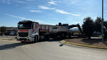 Las nuevas grúas que llegan a Adamuz para trabajar en las labores de extracción de los vagones de los trenes siniestrados