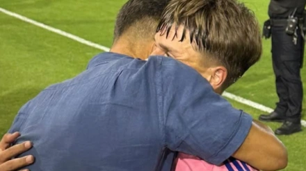Davinchi se abraza con su padre, durante un partido del Recreativo de Huelva de la pasada temporada.