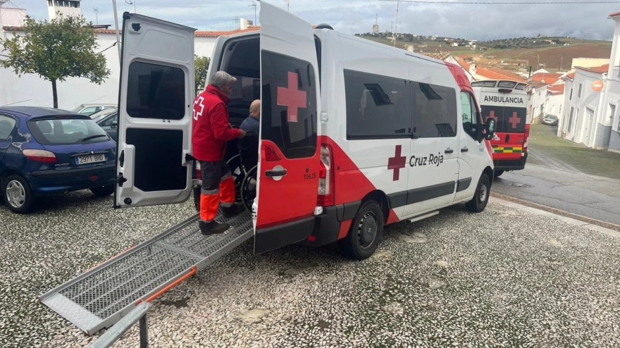 Cruz Roja despliega su red de voluntarios y su servicio de transporte social