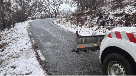 Maquinaria del Servicio de Red Viaria de la Diputación en el puerto de Honduras con nieve