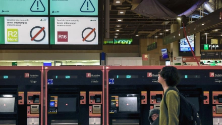 Un usuario en la Estación de Sants de Barcelona este miércoles cuando Adif mantiene suspendida la circulación ferroviaria en el ámbito de Rodalies