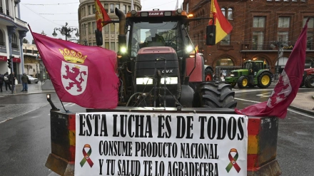 Participantes en la primera tractorada contra el acuerdo de libre comercio entre la Unión Europea y Mercosur, protagonizada por la Plataforma de Defensa del Campo Leonés (Decalón)