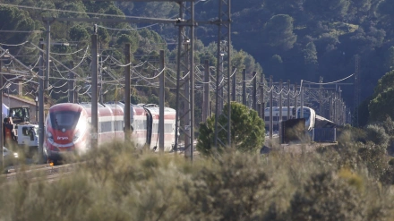Vista del lugar del accidente de los trenes que colisionaron ayer domingo cerca de Adamuz
