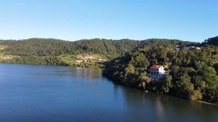 La Casa do Barqueiro está sobre la lámina de agua del río Miño