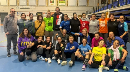 La 'preciosa locura' de las Towanda: el equipo de balonmano veterano que inspira a sus hijos en Almería