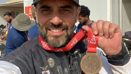 Juan Carlos Torres, con su medalla tras acabar el Dakar 26